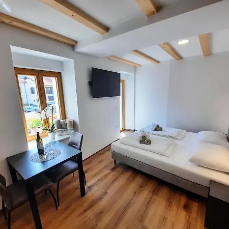 Apartament Hlapi With